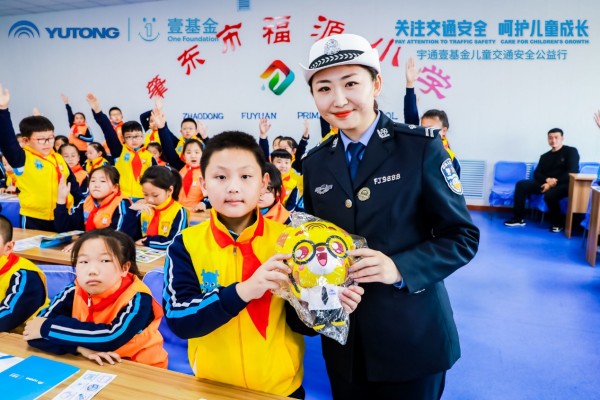 安全“童”行！2020宇通&壹基金兒童交通安全公益行走進肇東