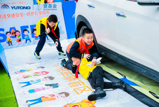 織牢安全保護(hù)網(wǎng)！宇通攜手壹基金傾情兒童交通安全教育