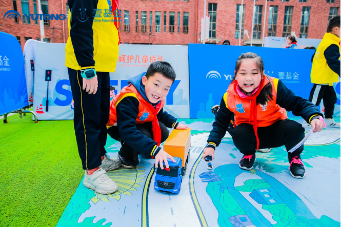 織牢安全保護(hù)網(wǎng)！宇通攜手壹基金傾情兒童交通安全教育