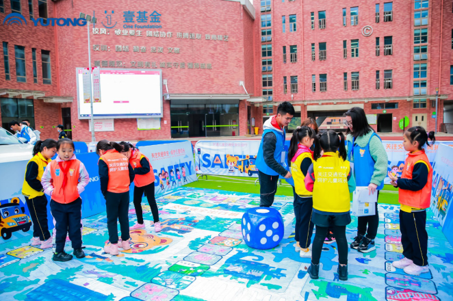 織牢安全保護(hù)網(wǎng)！宇通攜手壹基金傾情兒童交通安全教育