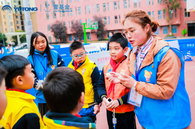 織牢安全保護(hù)網(wǎng)！宇通攜手壹基金傾情兒童交通安全教育