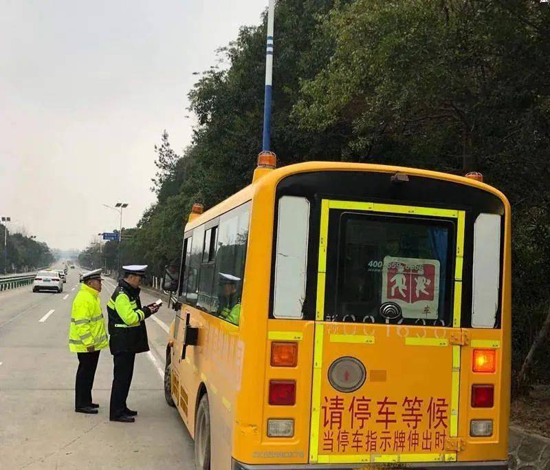 江西九江：沒有駕駛資格竟敢開校車，司機(jī)被處“記12分+降級(jí)+罰款”