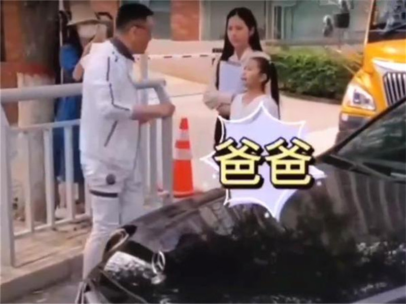 奔馳車主別停校車，與司機(jī)唇槍舌戰(zhàn)，小女孩上前將其“制服”！