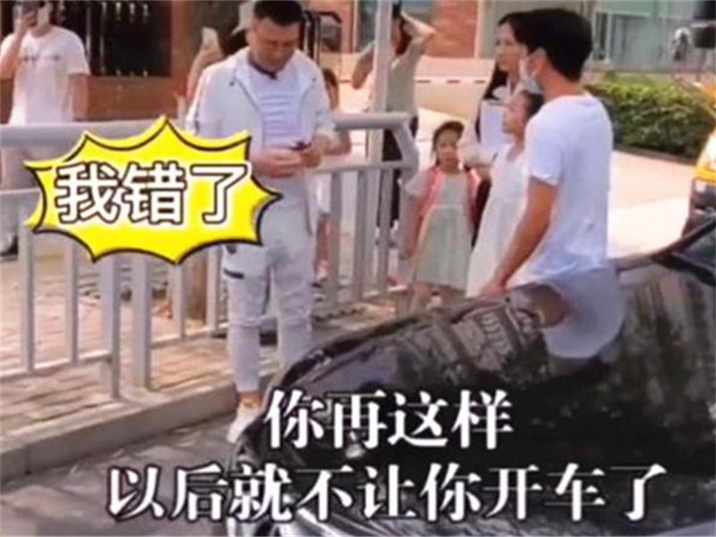 奔馳車主別停校車，與司機(jī)唇槍舌戰(zhàn)，小女孩上前將其“制服”！