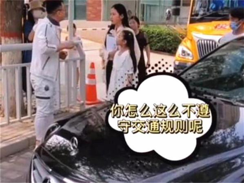 奔馳車主別停校車，與司機(jī)唇槍舌戰(zhàn)，小女孩上前將其“制服”！