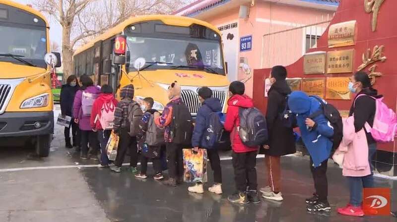 甘肅敦煌農(nóng)村學(xué)生坐上標(biāo)準(zhǔn)校車去上學(xué)