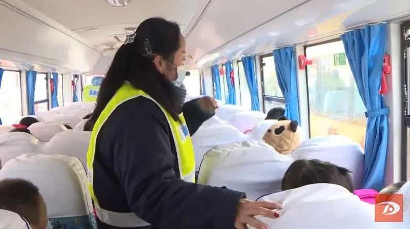 甘肅敦煌農(nóng)村學(xué)生坐上標(biāo)準(zhǔn)校車去上學(xué)