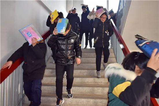 江蘇海安：年末歲底繃緊弦 校車、防震雙演練