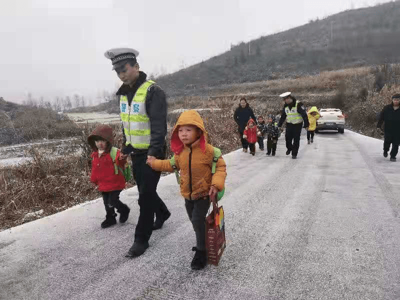 路面冰凍打滑校車受阻，警察“叔叔”牽著13個(gè)孩子回家