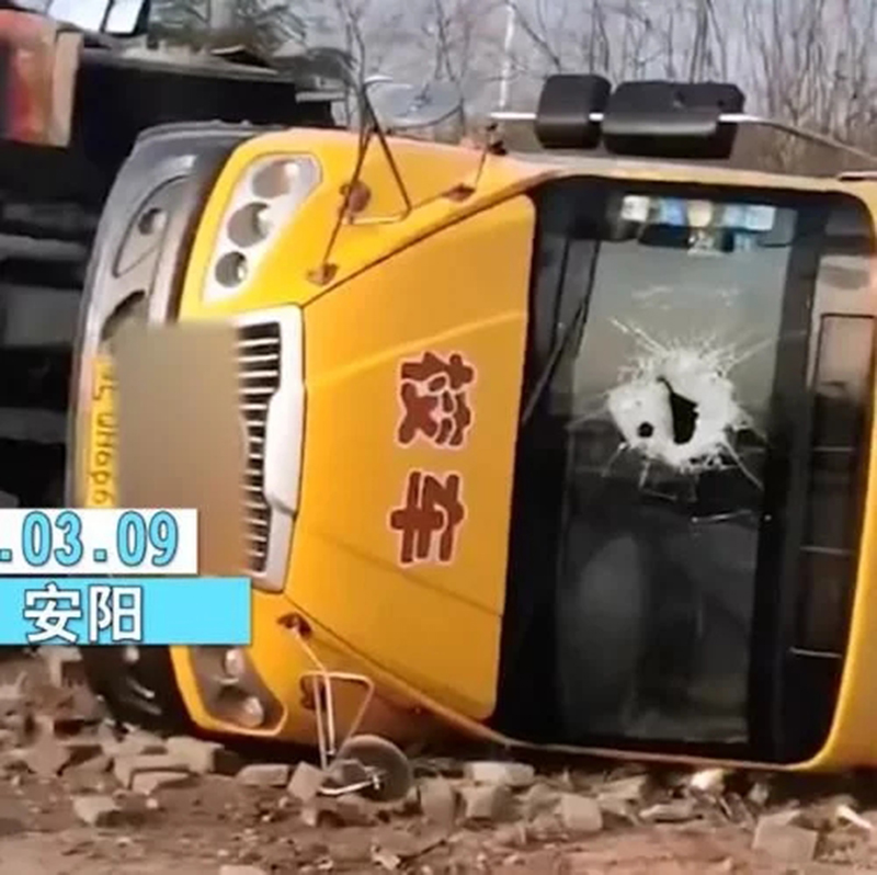 安陽一輛大貨車與校車相撞，兩車均側(cè)翻，一車幼兒坐地上大哭