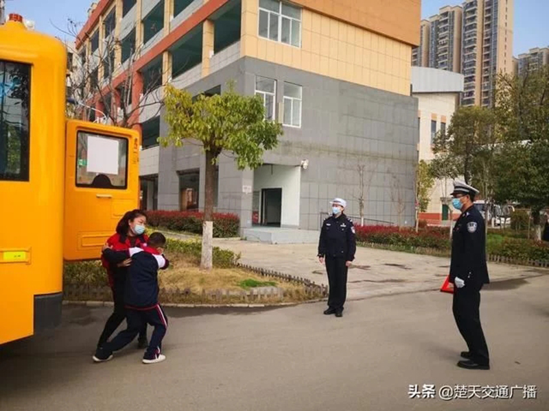 洪山交警進校園開展校車事故與消防應急演練活動/ 洪山交警進校園開展校車事故與消防應急演練活動