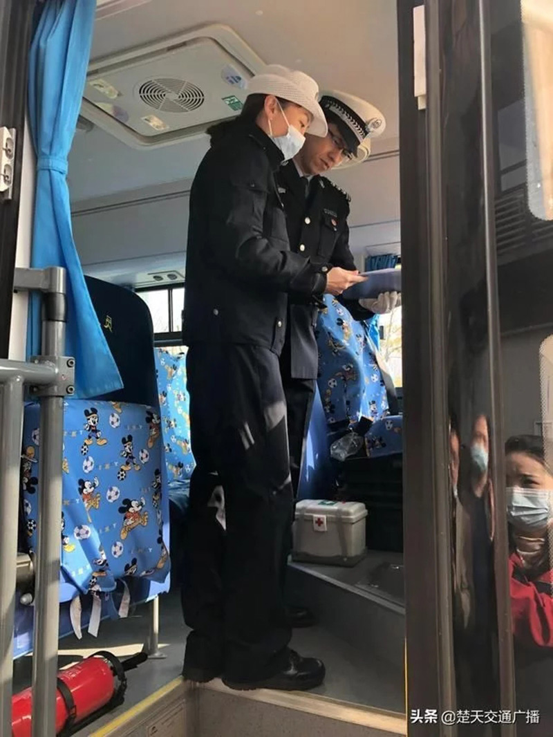 洪山交警進校園開展校車事故與消防應急演練活動/ 洪山交警進校園開展校車事故與消防應急演練活動