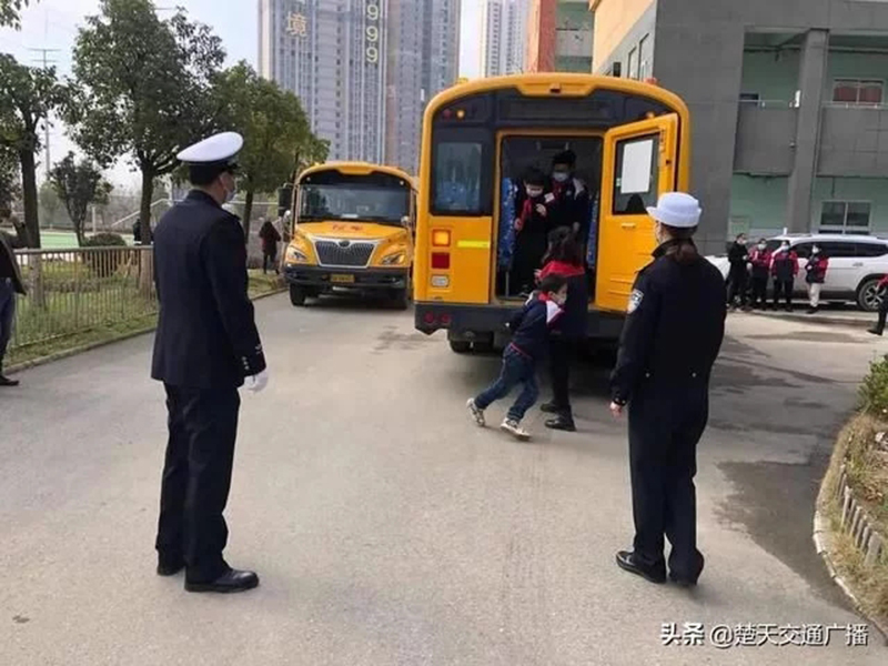 洪山交警進校園開展校車事故與消防應急演練活動/ 洪山交警進校園開展校車事故與消防應急演練活動