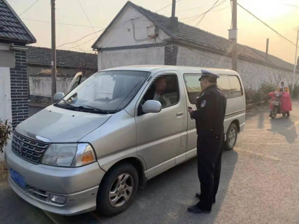 “校車”接送上下學(xué)孩子，被罰款10200元，家長：沒有更好的校車