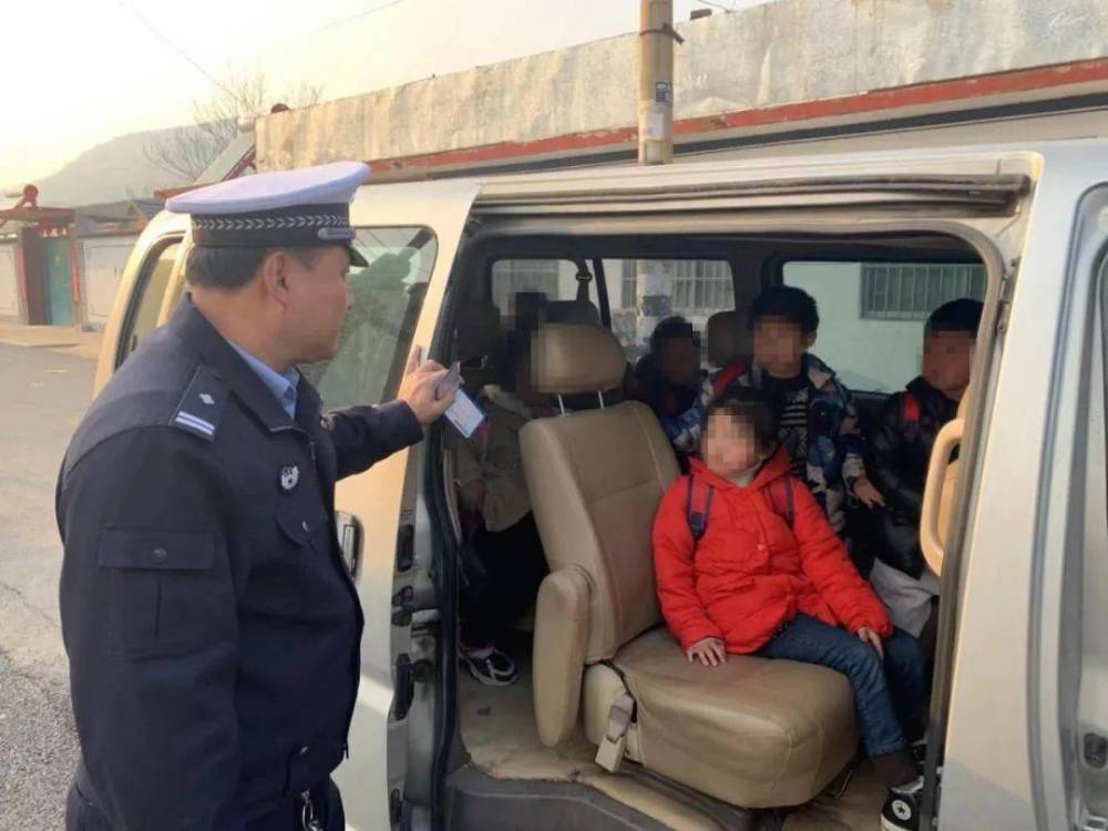 “校車”接送上下學(xué)孩子，被罰款10200元，家長：沒有更好的校車