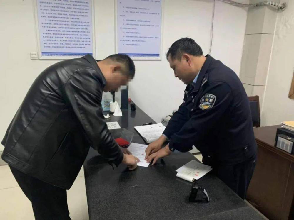 “校車”接送上下學(xué)孩子，被罰款10200元，家長：沒有更好的校車