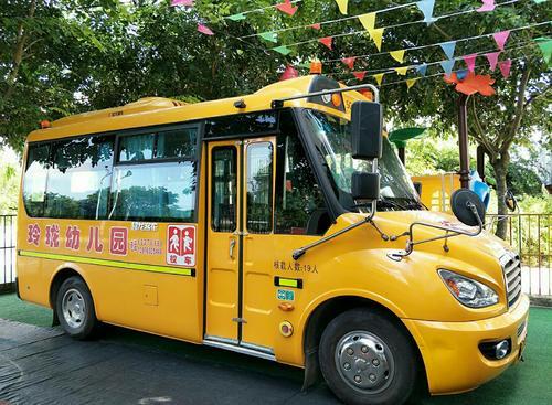 “校車”接送上下學(xué)孩子，被罰款10200元，家長：沒有更好的校車