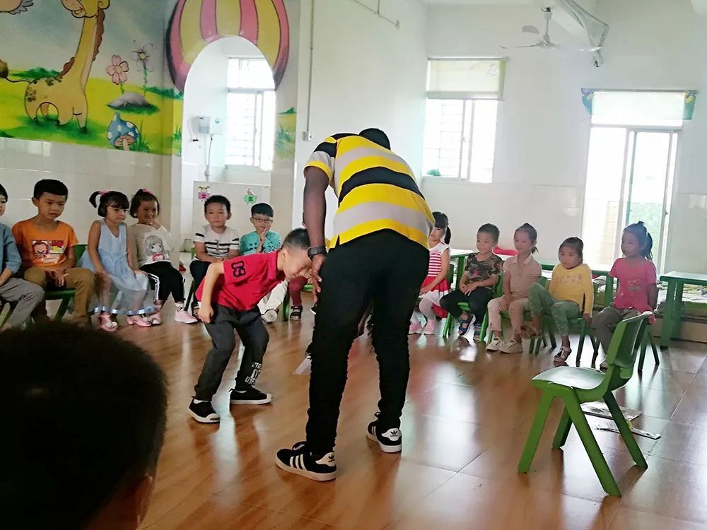 “校車”接送上下學(xué)孩子，被罰款10200元，家長：沒有更好的校車