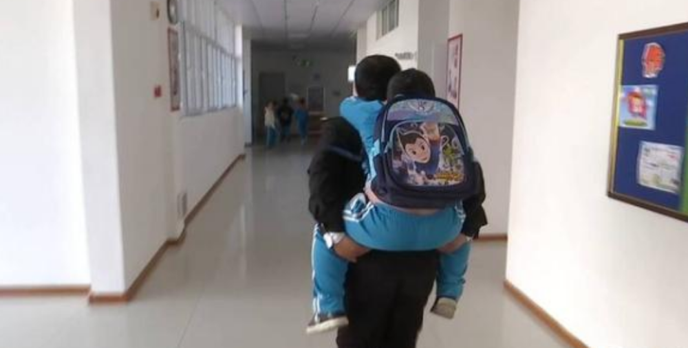 最美校車人 | 56歲“校車爸爸”1000多次接送“漸凍”兒童，風(fēng)雨無(wú)阻，網(wǎng)友點(diǎn)贊