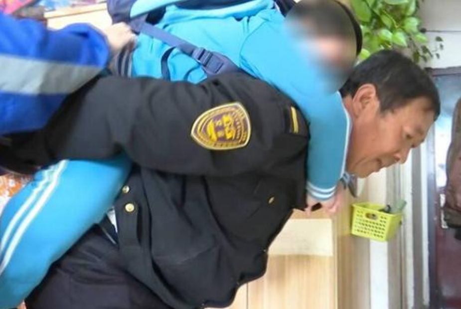 最美校車人 | 56歲“校車爸爸”1000多次接送“漸凍”兒童，風(fēng)雨無(wú)阻，網(wǎng)友點(diǎn)贊
