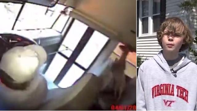 小鹿撞進(jìn)行駛中的校車，直接砸在一名正在睡覺的學(xué)生身上