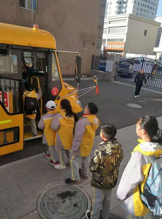 內(nèi)蒙古錫林浩特：12條定制專線開通，這些小學(xué)、幼兒園校車“上崗”了