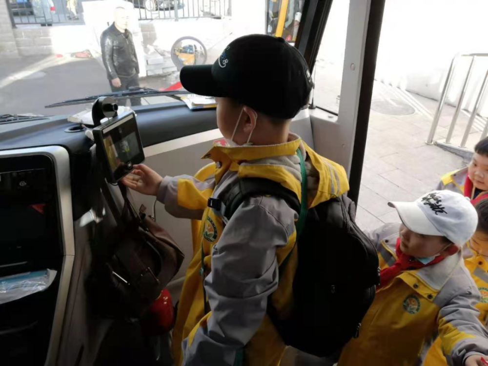 內(nèi)蒙古錫林浩特：12條定制專線開通，這些小學(xué)、幼兒園校車“上崗”了