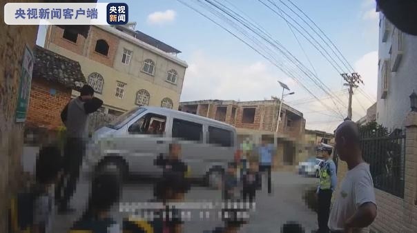 8座黑校車塞進(jìn)26人，幼兒園司機(jī)、園長被起訴