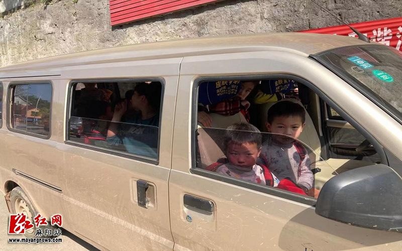 真能“裝”！交警查獲兩輛“黑校車”