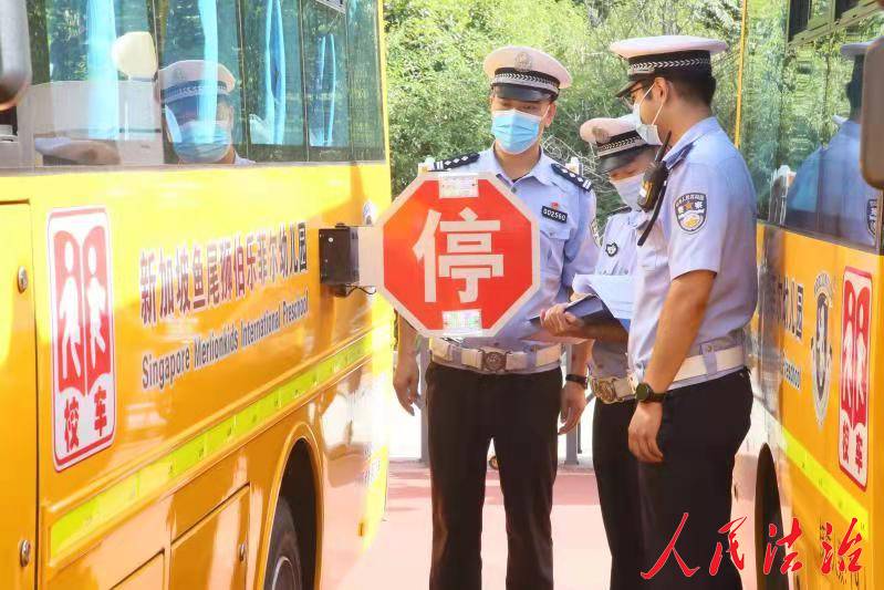 陜西省咸陽(yáng)市渭城交警為校車“體檢” 確保校車“健康”上路 陜西省咸陽(yáng)市渭城交警為校車“體檢” 確保校車“健康”上路