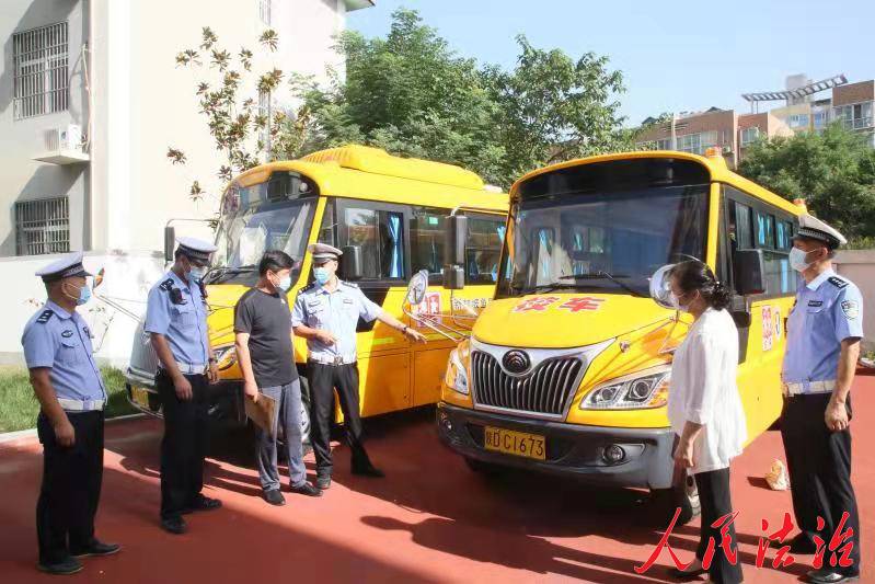 陜西省咸陽(yáng)市渭城交警為校車“體檢” 確保校車“健康”上路 陜西省咸陽(yáng)市渭城交警為校車“體檢” 確保校車“健康”上路