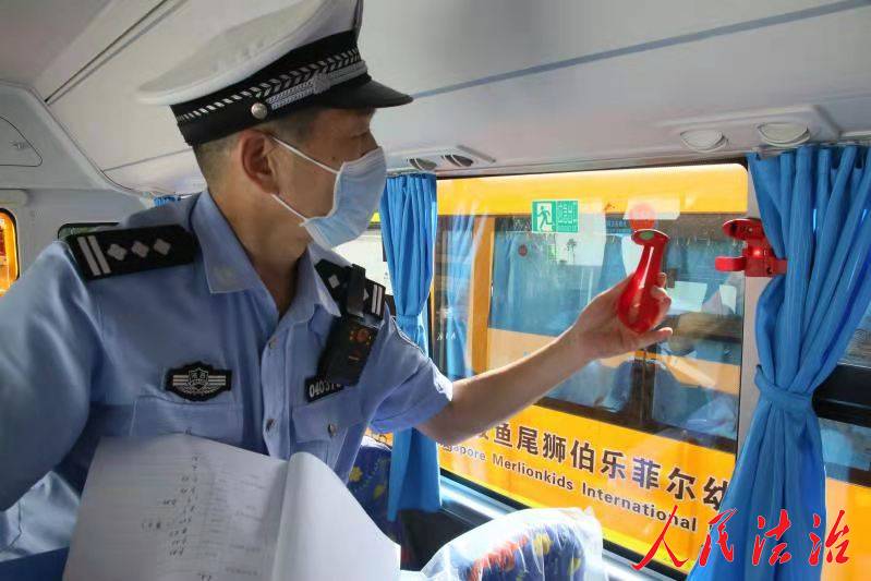 陜西省咸陽(yáng)市渭城交警為校車“體檢” 確保校車“健康”上路 陜西省咸陽(yáng)市渭城交警為校車“體檢” 確保校車“健康”上路