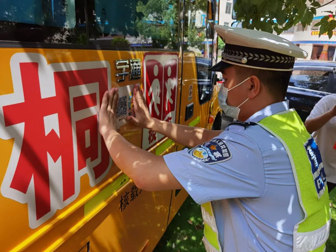 “一車一碼”來了！清遠1297輛校車貼上“定制身份證”