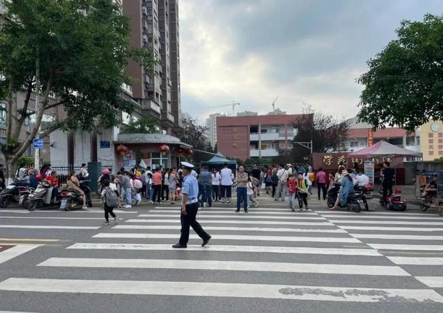 我為群眾辦實(shí)事 開(kāi)學(xué)季，宜賓屏山公安“護(hù)學(xué)崗”全面開(kāi)啟