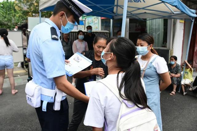我為群眾辦實(shí)事 開(kāi)學(xué)季，宜賓屏山公安“護(hù)學(xué)崗”全面開(kāi)啟