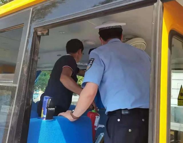 我為群眾辦實(shí)事 開(kāi)學(xué)季，宜賓屏山公安“護(hù)學(xué)崗”全面開(kāi)啟