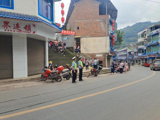 我為群眾辦實(shí)事 開(kāi)學(xué)季，宜賓屏山公安“護(hù)學(xué)崗”全面開(kāi)啟