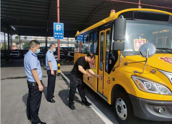 喜迎開學季，長沙岳麓區(qū)45輛新校車上崗