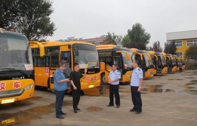 陽信交警聯(lián)合縣教體局、交通運(yùn)輸局開展校車安全檢查工作