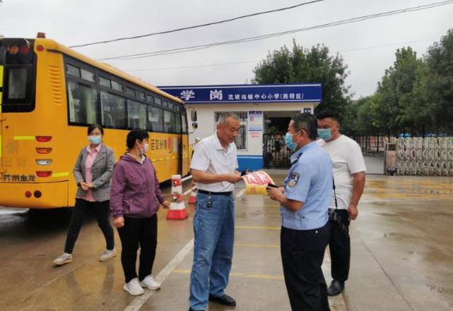 陽信交警聯(lián)合縣教體局、交通運(yùn)輸局開展校車安全檢查工作