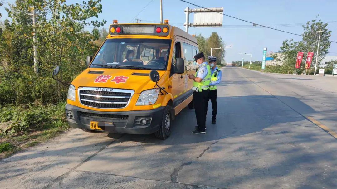 校車(chē)“越界”行駛交警緊急“叫停”