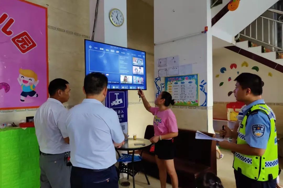 藤縣交警化身“醫(yī)生”為校車“體檢”，讓車輛“健康上路”