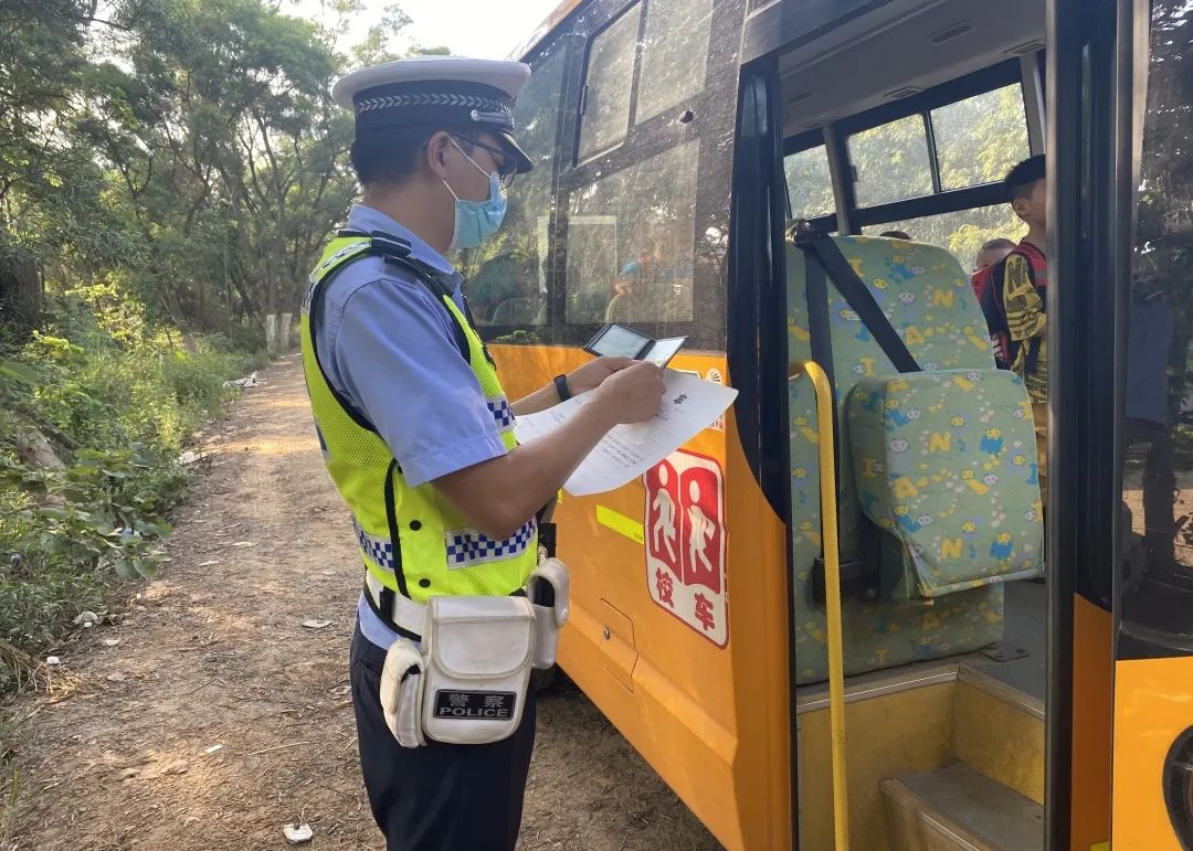 藤縣交警化身“醫(yī)生”為校車“體檢”，讓車輛“健康上路”