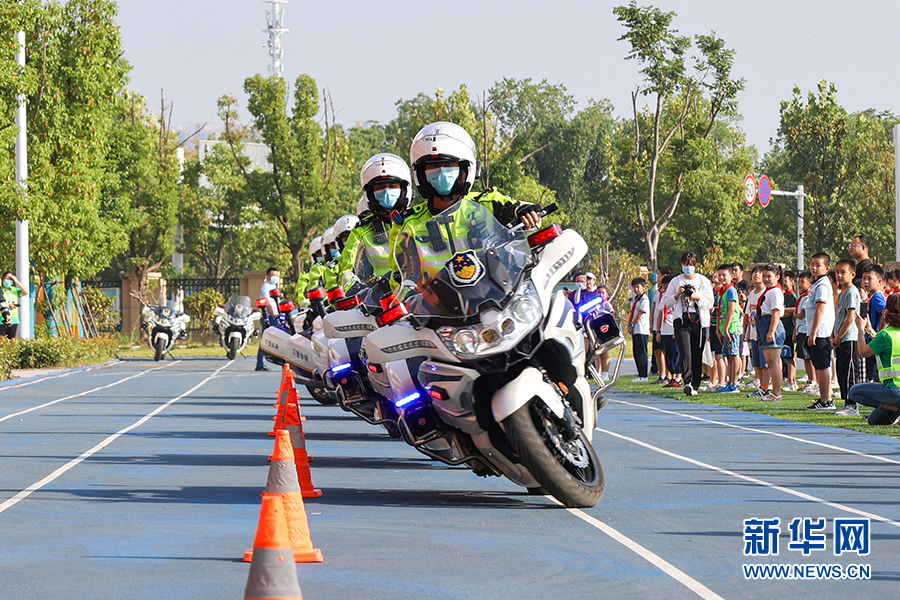 武漢洪山:交警進校園開展校車逃生演練活動 武漢洪山:交警進校園開展校車逃生演練活動