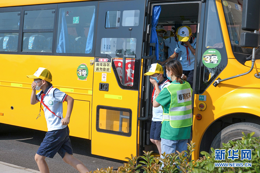 武漢洪山:交警進校園開展校車逃生演練活動 武漢洪山:交警進校園開展校車逃生演練活動