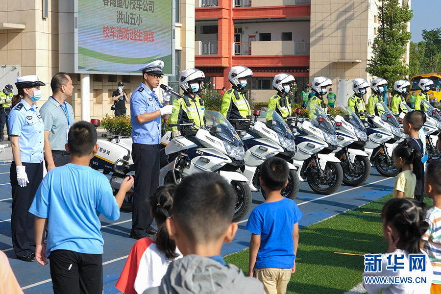 武漢洪山:交警進校園開展校車逃生演練活動 武漢洪山:交警進校園開展校車逃生演練活動