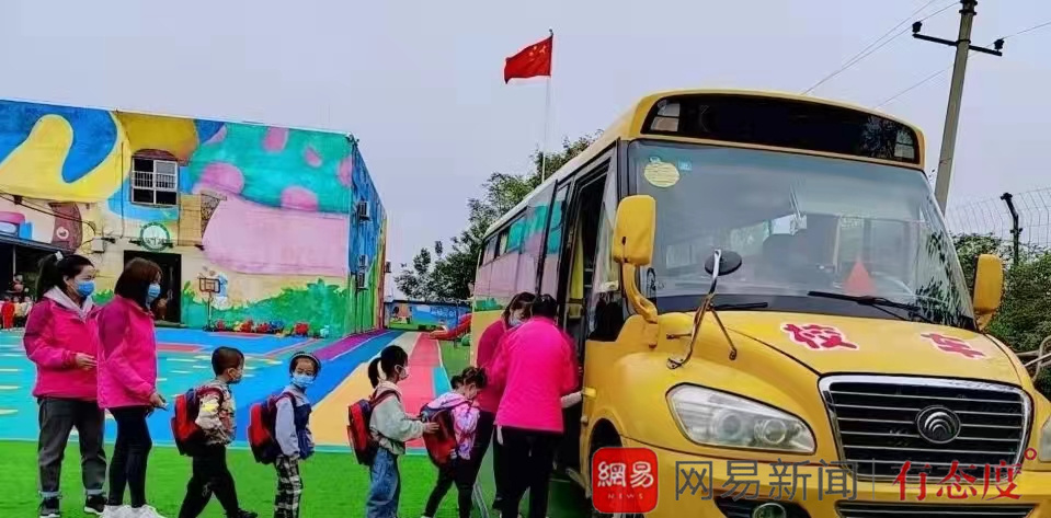 誠(chéng)信校車祝你“平安乘車，快樂成長(zhǎng)”