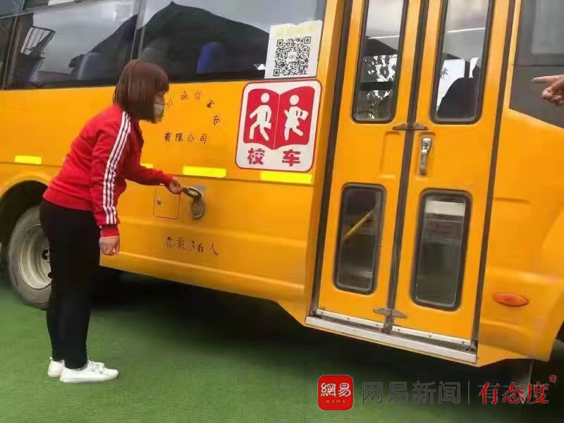 誠(chéng)信校車祝你“平安乘車，快樂成長(zhǎng)”