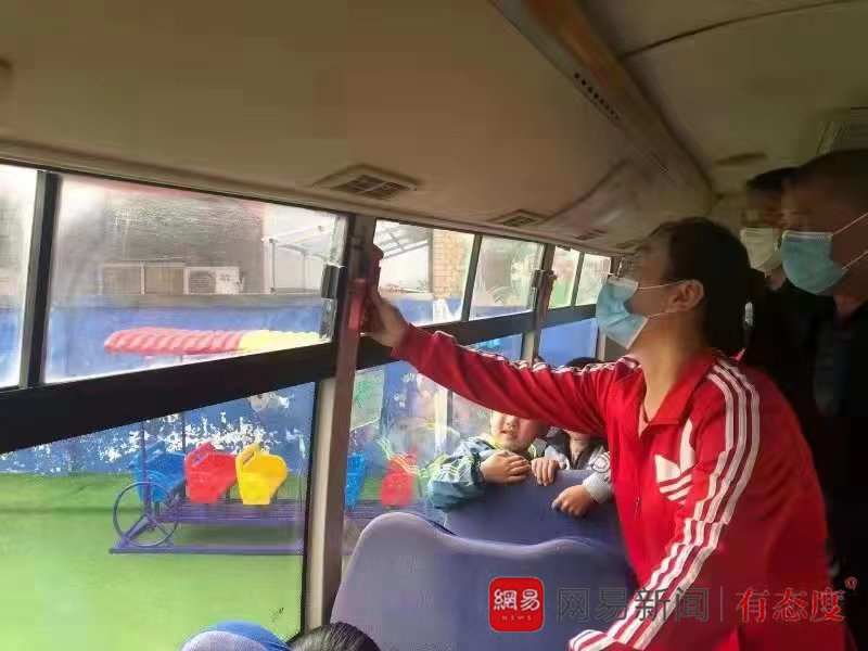 誠(chéng)信校車祝你“平安乘車，快樂成長(zhǎng)”