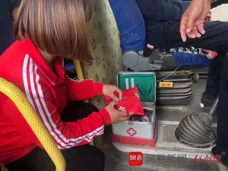 誠(chéng)信校車祝你“平安乘車，快樂成長(zhǎng)”